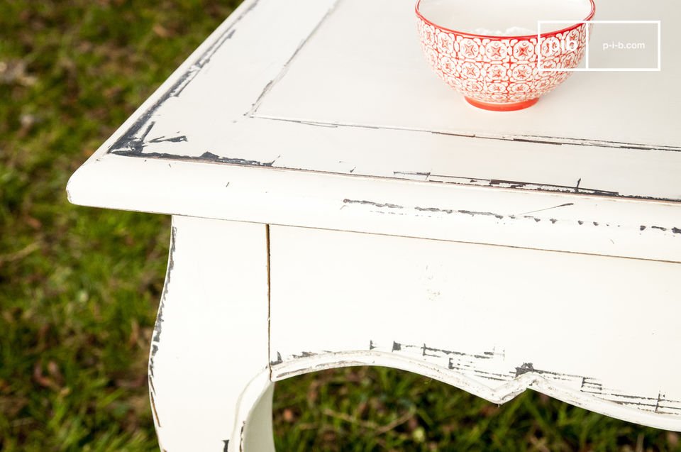 This traditional shabby chic table is entirely made of hand-patinated elmwood, a very noble wood