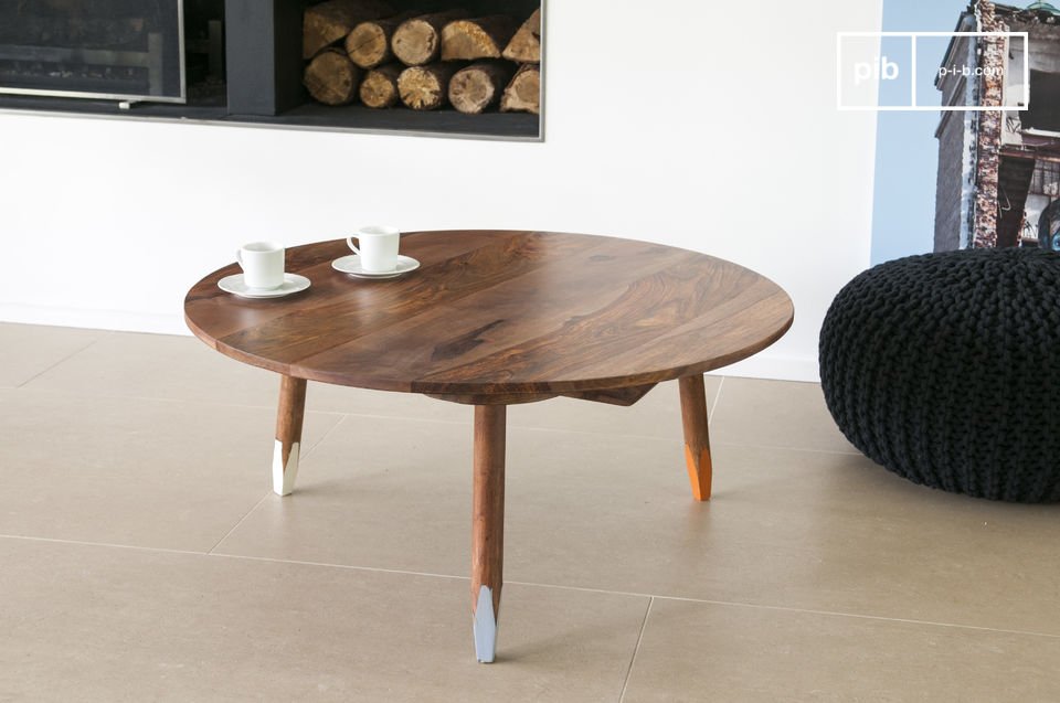 The tripodal coffe table is an elegant piece of furniture that brings scandinavian character into