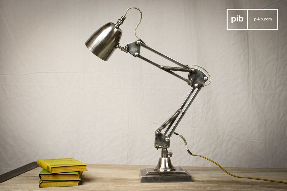 articulated desk lamp