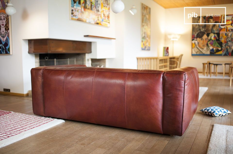 The backrest is low, offering less visual impact and pleasant comfort.