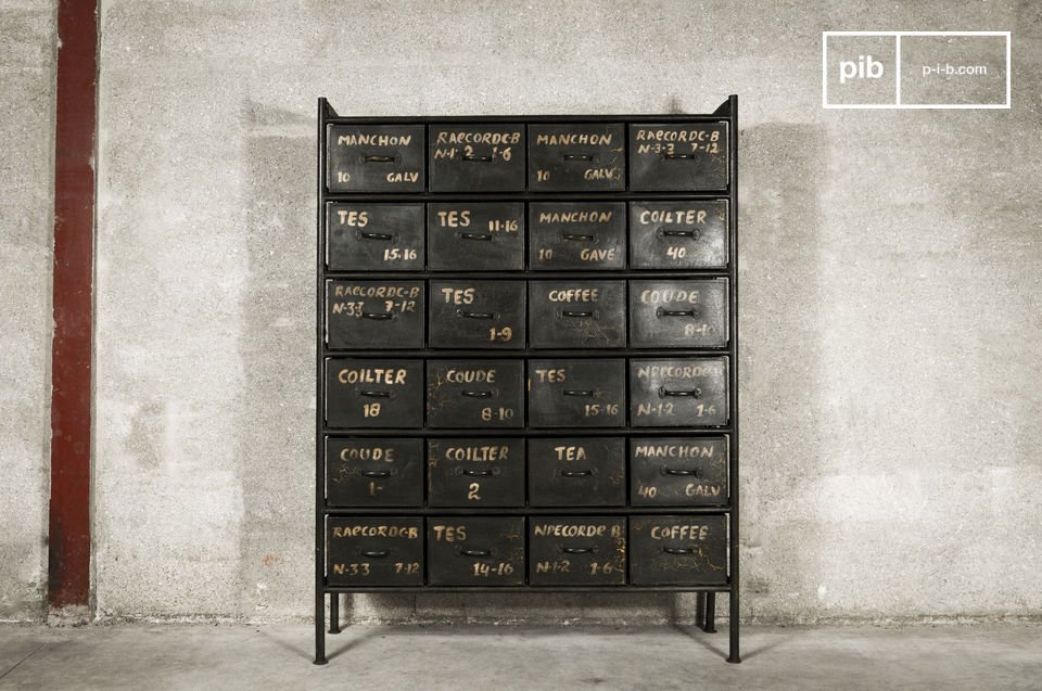 Imposing workshop chest of drawers with 24 drawers.