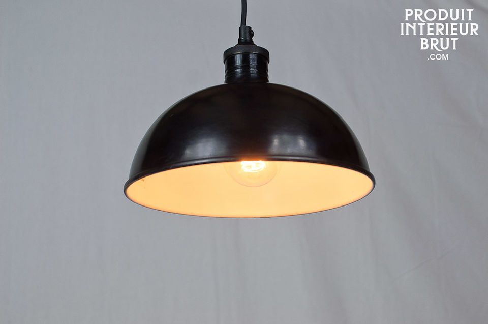 Reminiscent of workshops, it will add a touch of industrial design to the ceiling of your room