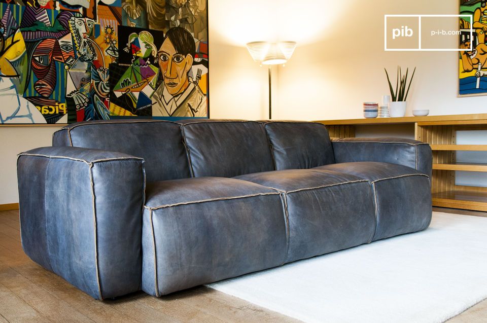 Balanced sofa, with remarkable finishes. A key element of the living room.