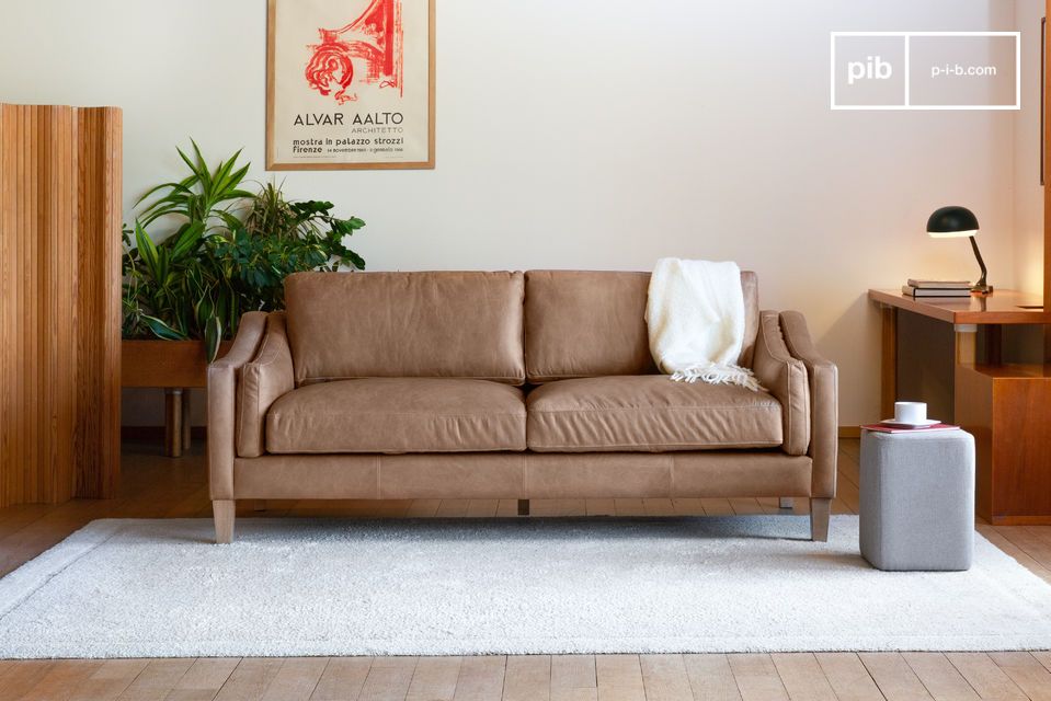 A 3-seater sofa that can accommodate decoration aficionados.