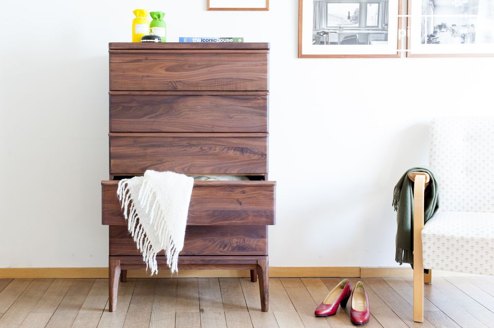 The lines of the chest of drawers are straight and refined for a refined whole.