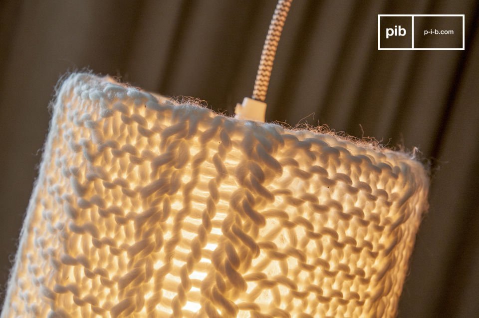 Thanks to the knitting the lamp diffuses a soft light.