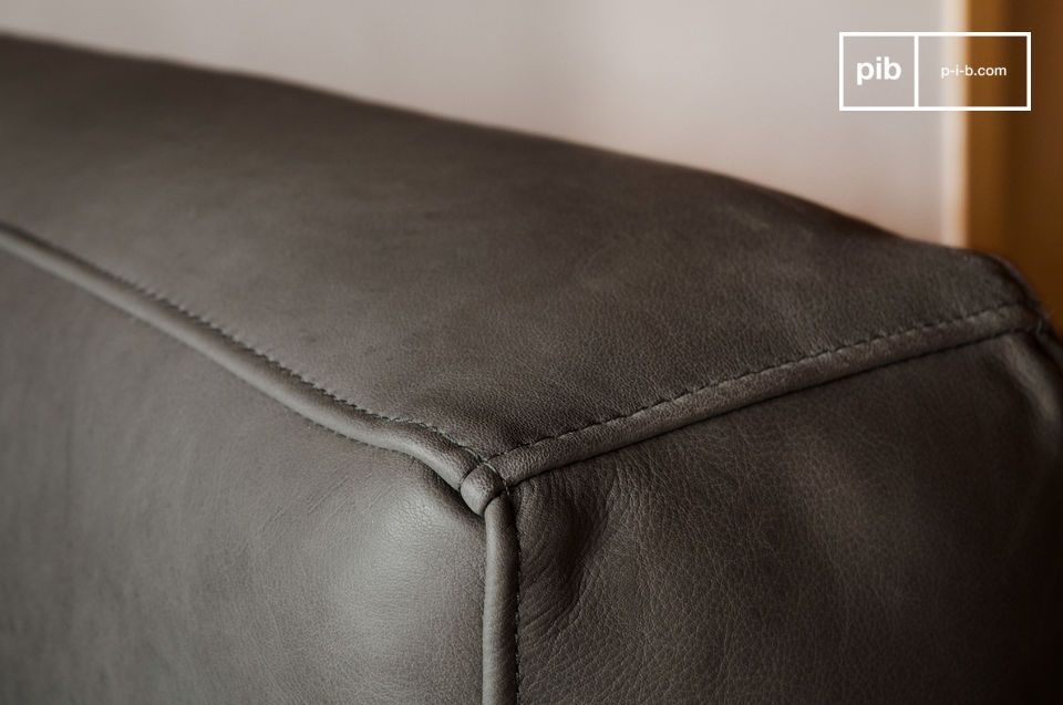 The seams are elegantly stitched, well aligned, the feets are thin, giving a light and airy look