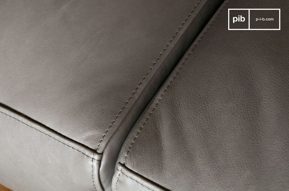 The upholstery is made of full grain aniline leather of impeccable quality.