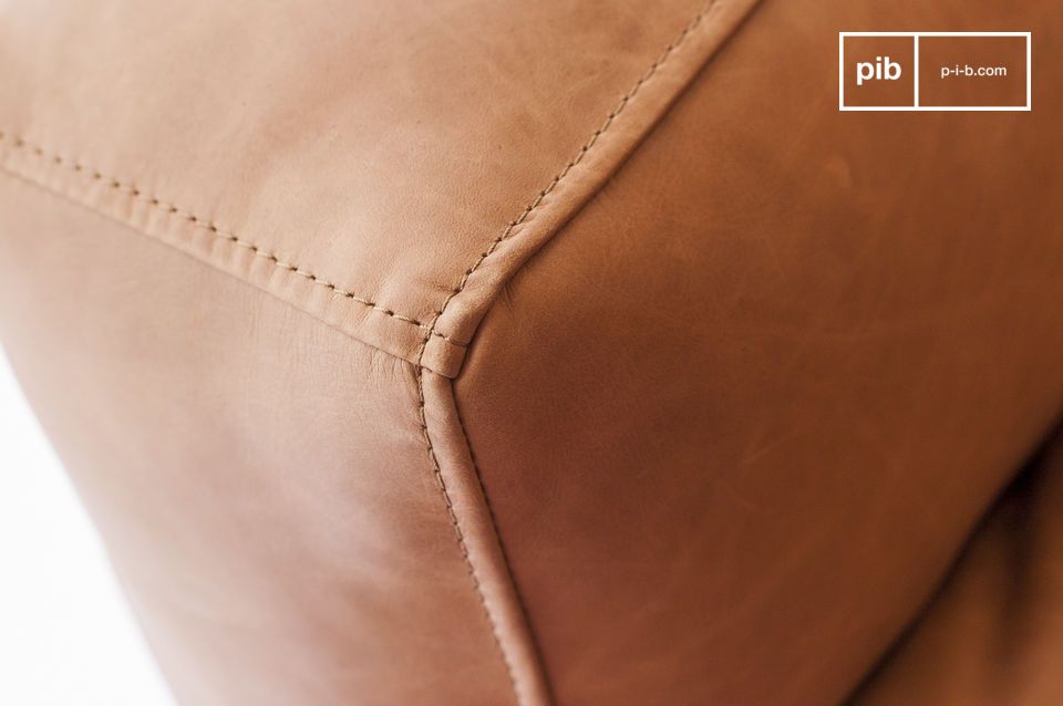 Topstitching, turned seams, and soft leather: a must.
