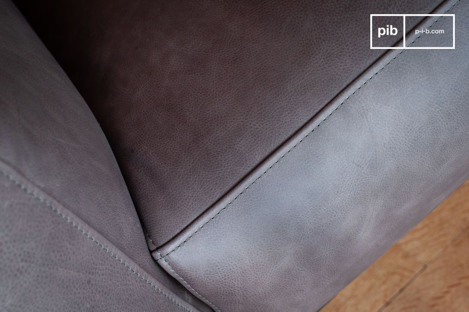 Full grain leather cushions in a pretty gray moiré with a fine finish