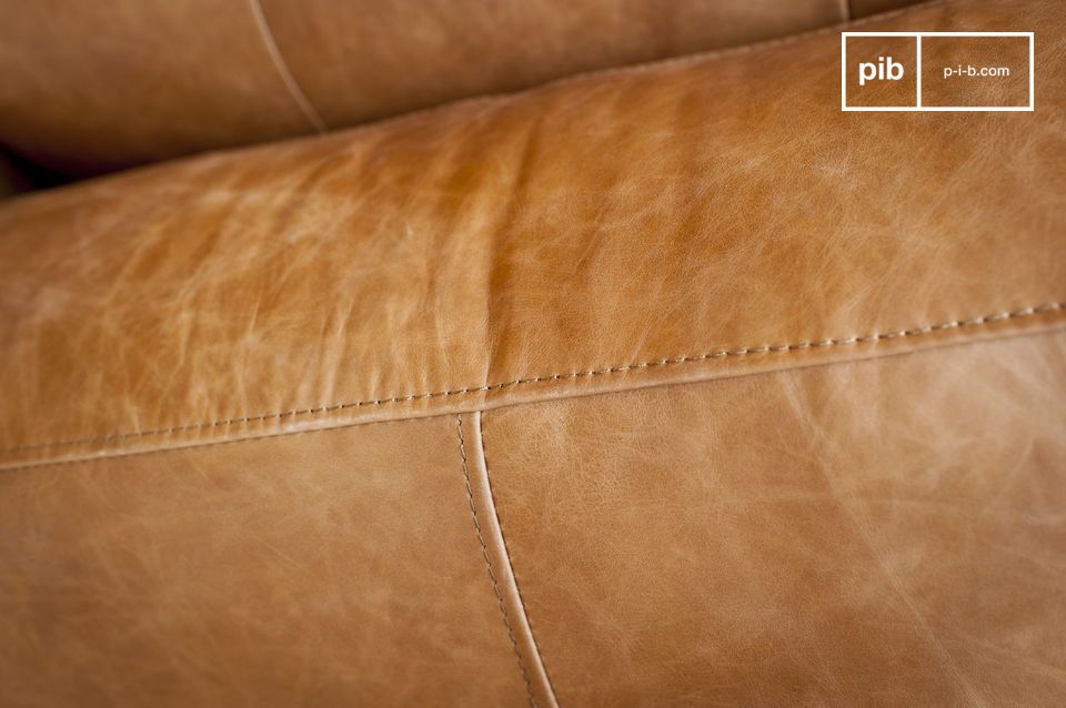 The nuances of the leather are rich and contribute to the overall elegance of the object.