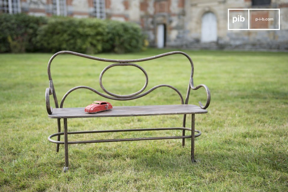 Small bench designed for children from 18 months to 4 years old.