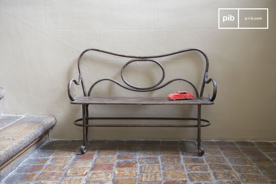 Elegant and robust bench for a secure seat.