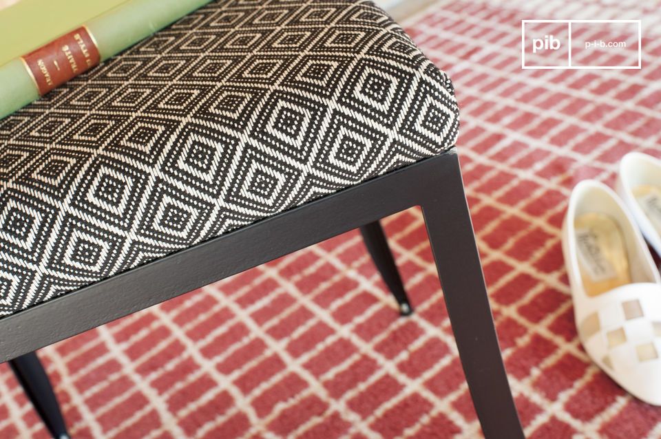 Seat in fabric with graphic motifs.