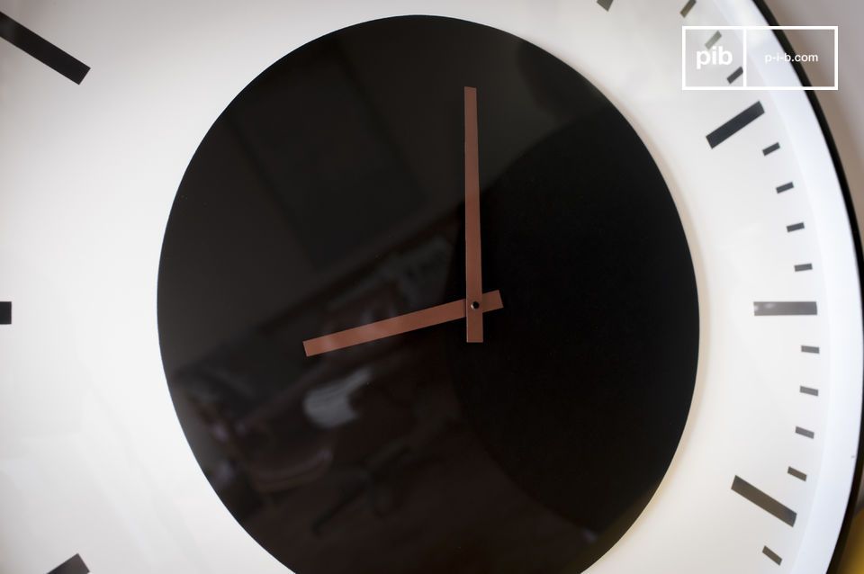 In black and white, the clock has a particularly refined look.