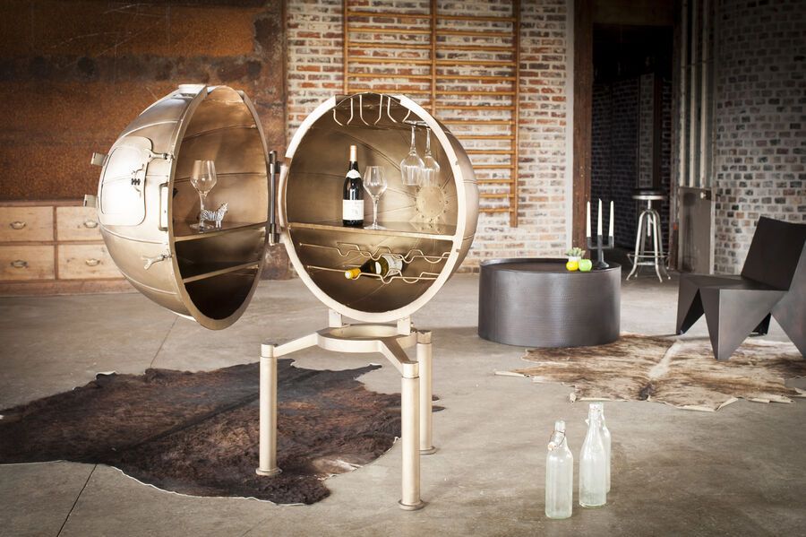 An extraordinary piece of bar furniture: Bar globe Jules Vernes