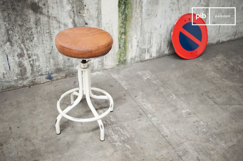 Stool with a workshop style and a very comfortable seat.