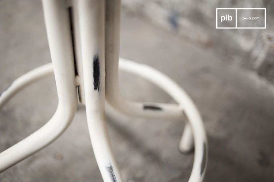 The stool has a white foot with a patina all in curves.