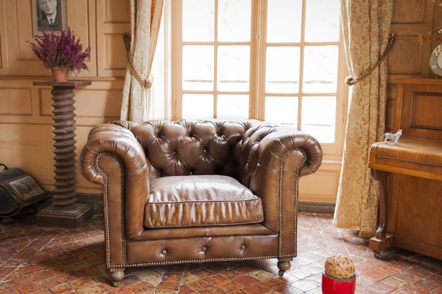Fawn leather chesterfield armchair Saint Paul