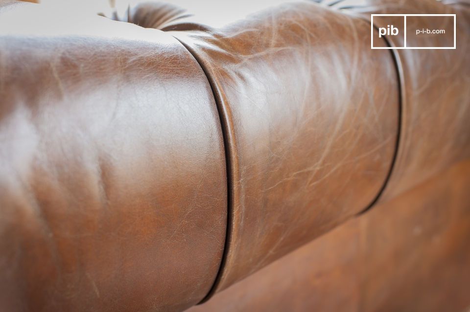 Leather selected for its meticulous finish and softness.