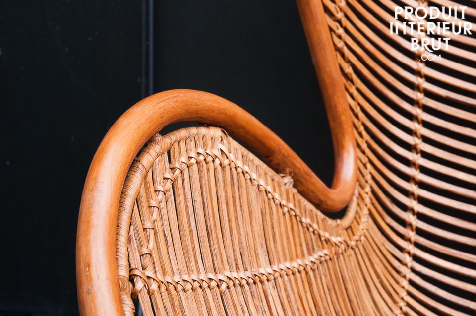 The seat of the armchair Olivia is entirely made of hand-braided and lightly varnished rattan