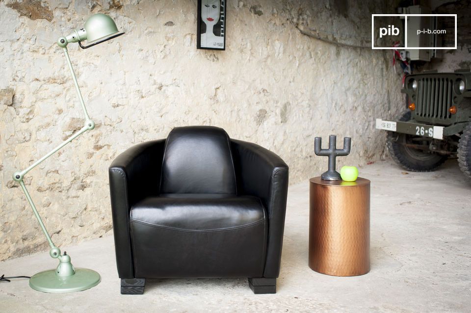 Its size and colour make it a versatile piece of furniture.