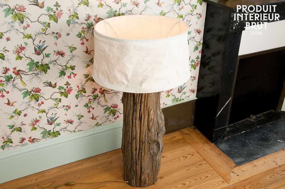 Accessorize your interior with this lamp made out of an old log, to create a natural lighting touch