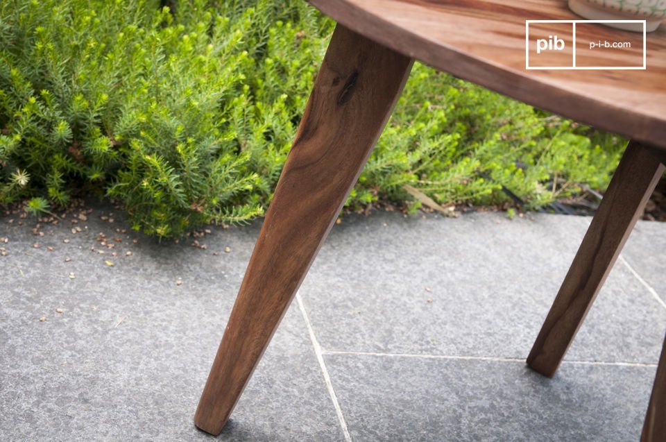 The aesthetics of this tripod side table takes its inspiration from the mid-twentieth century