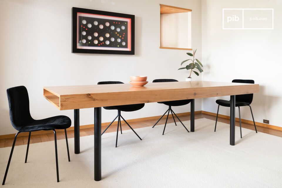 A bold marriage of light oak and matte black for elegant, functional conviviality.