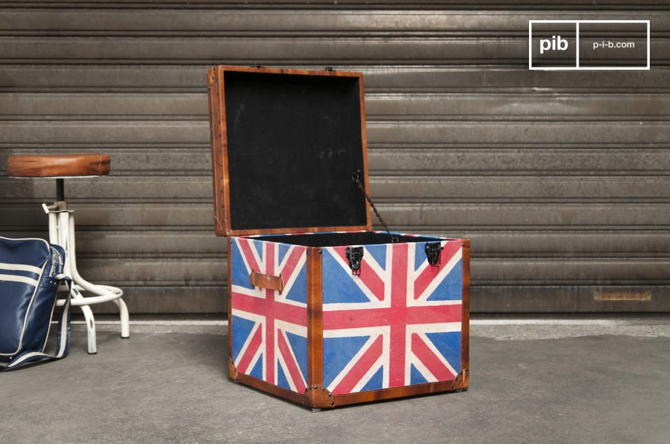 Wooden trunk with the English flag.