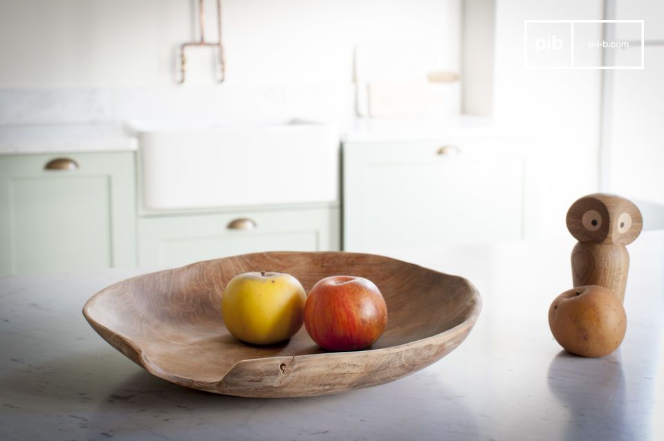 Beautiful teak plate full of charm.