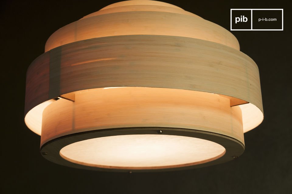 The bamboo ceiling lamp has a vintage look.