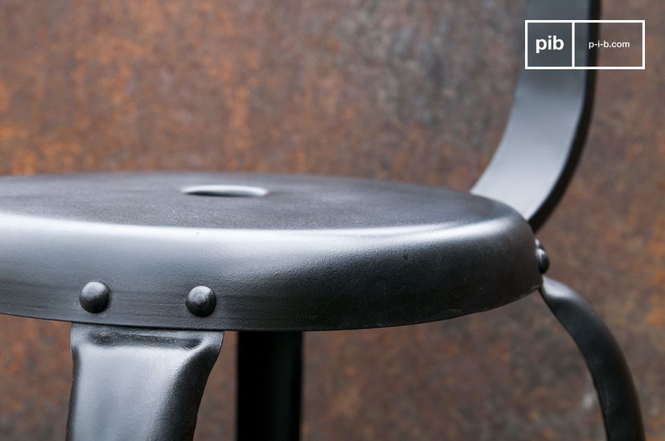 Beautiful rounded seat full of finesse.