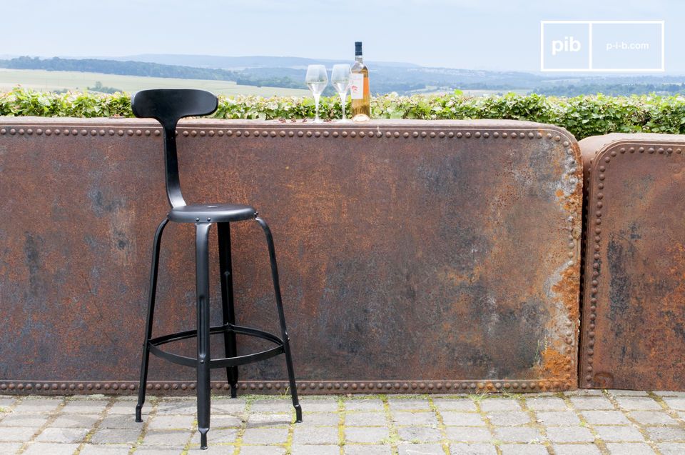 Nice black bar chair in metal.