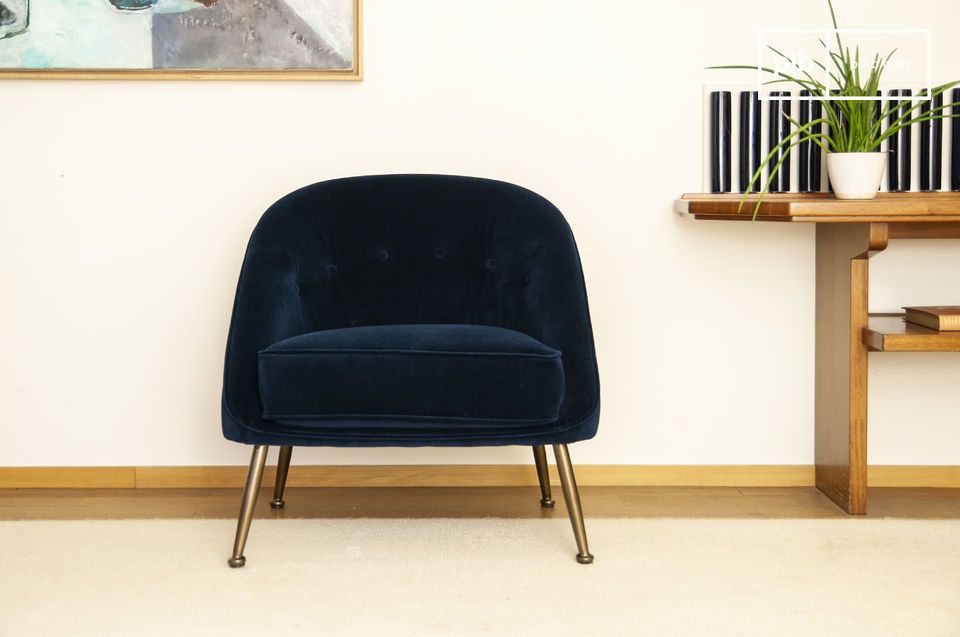 This night blue velvet toad armchair is a real concentrate of softness