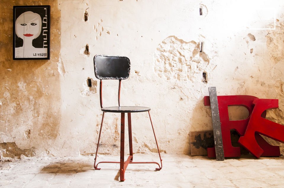 The metal chair Bastel is a beautiful example of a metal chair that will bring a touch of