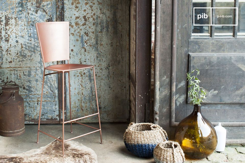 The stool has a beautiful copper colour that tends towards a pretty pink.