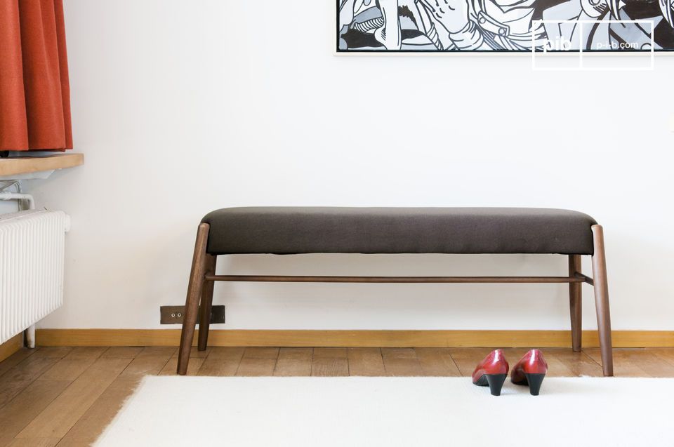 Bench with a simple design and a touch of originality.