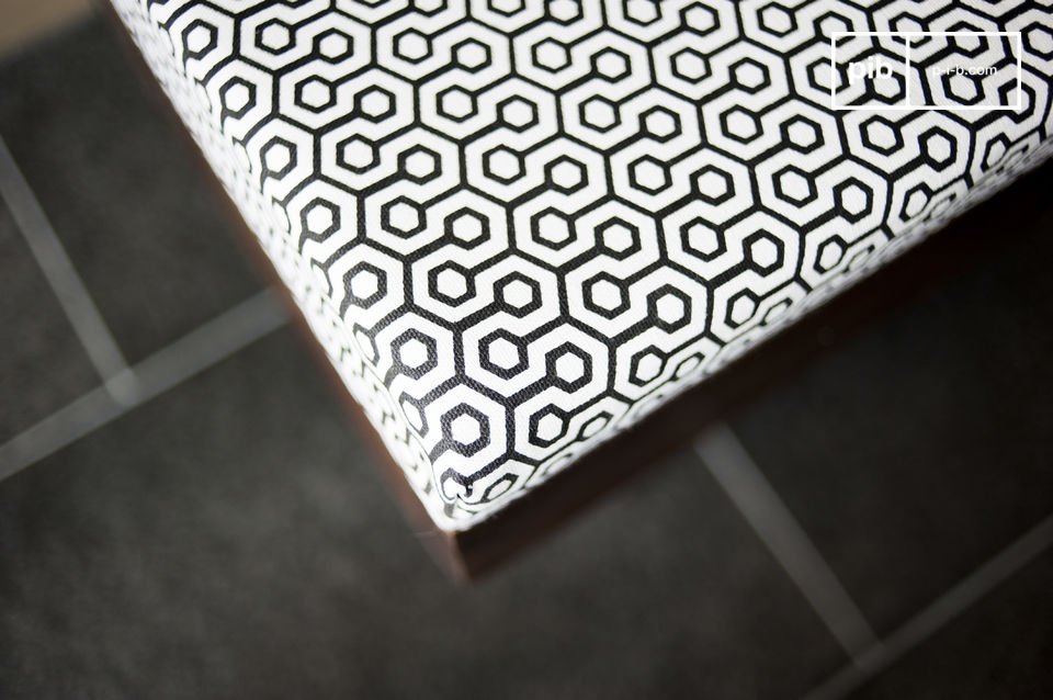 Beautiful graphic motifs on the top of the bench.