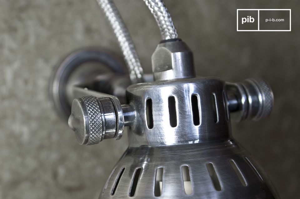 Openwork lampshade with an exquisitely retro taste.