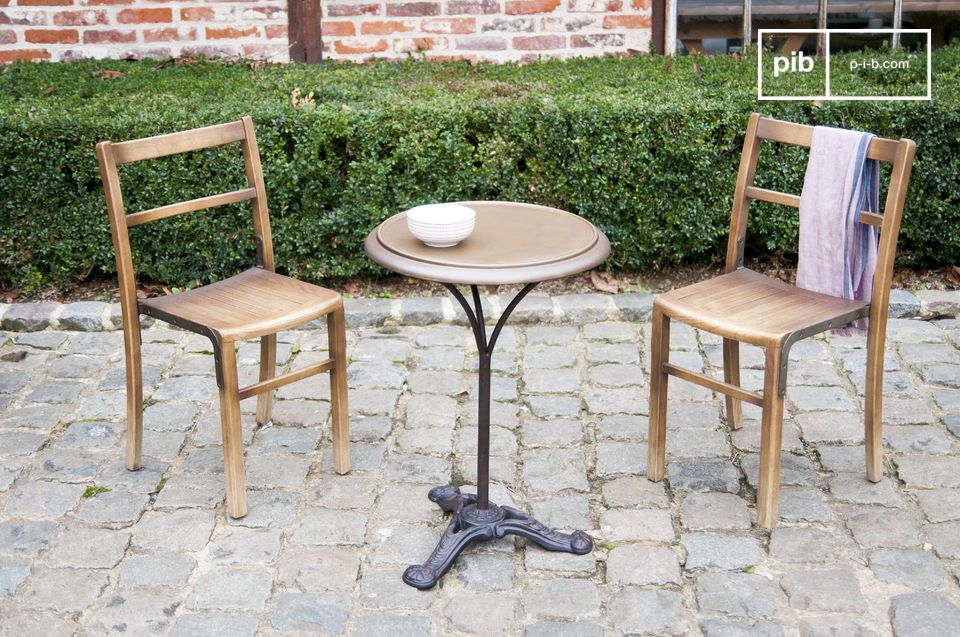 A bistro table to share a coffee with style.