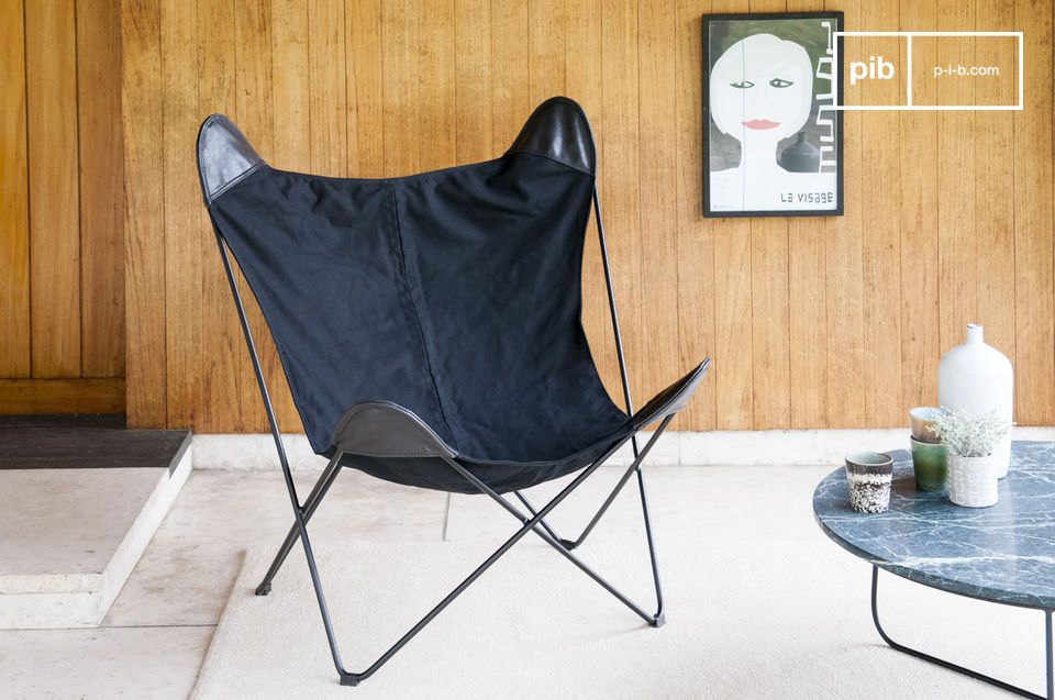 Armchair in black canvas and with a matt cylindrical metal structure.