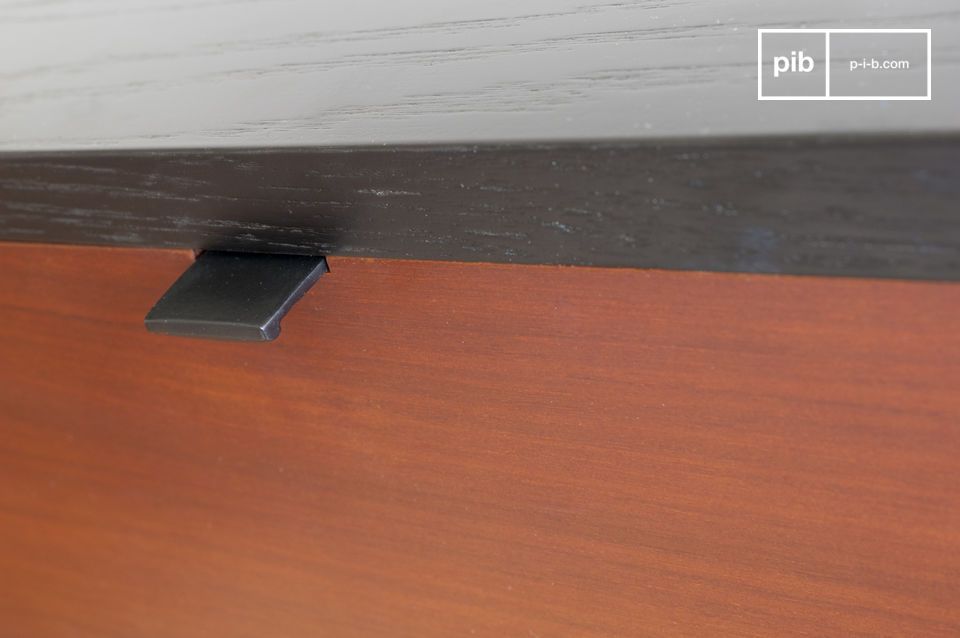 Small, sleek handle that gives the drawer a refined look.