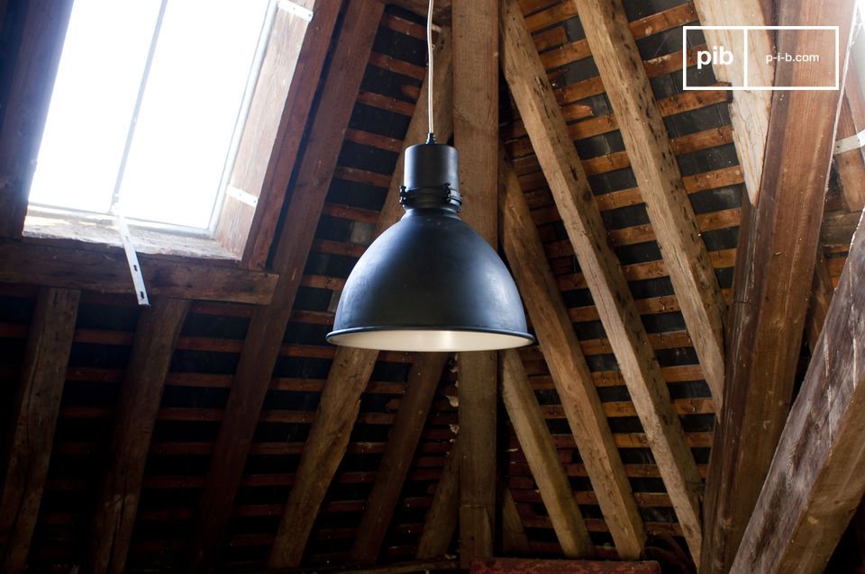 Black lamp with an industrial look in a rustic atmosphere.