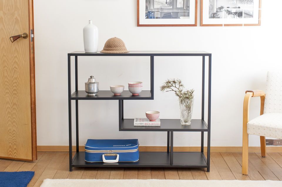 Shelf with a refined style, combining fun and aesthetics.