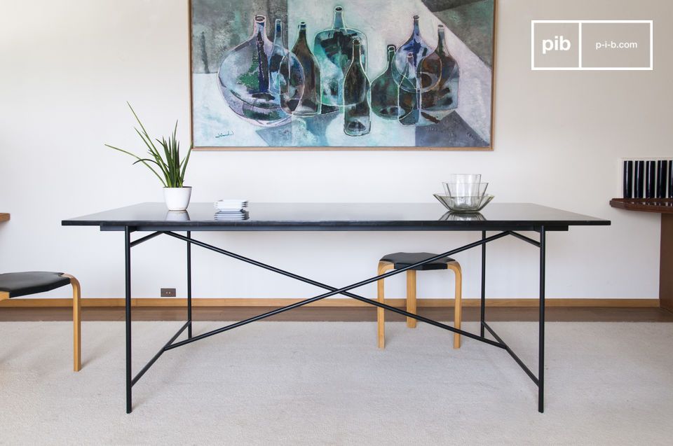 The table offers flawless stability thanks to the central cross.