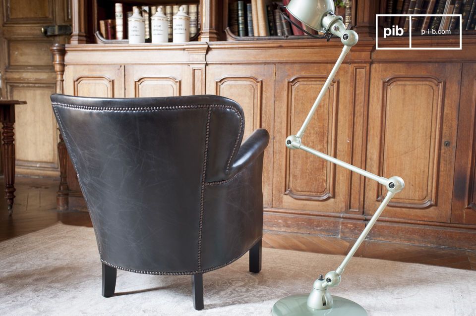 The chair rests on 4 solid wooden legs.