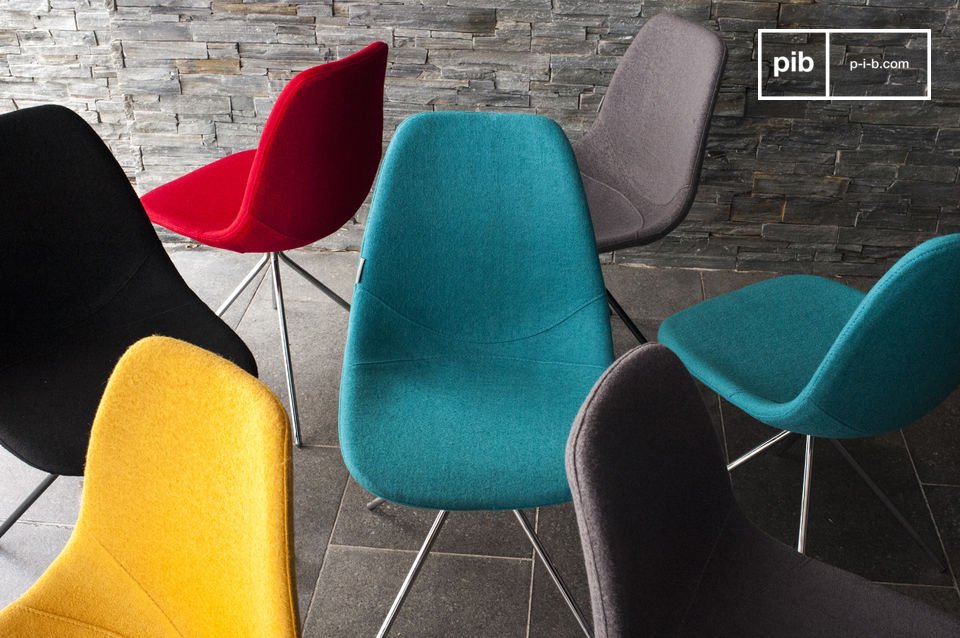 The chair offers much comfort thanks to the wool fabric and foam-filled seat shell