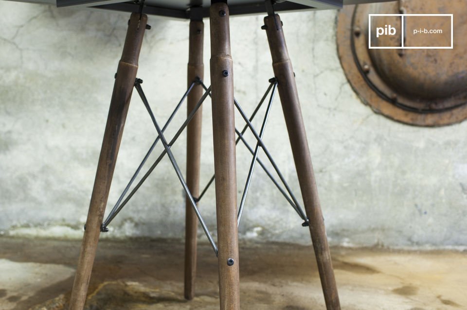 The bistro table Bow combines elegance full of finesse with a unique industrial design