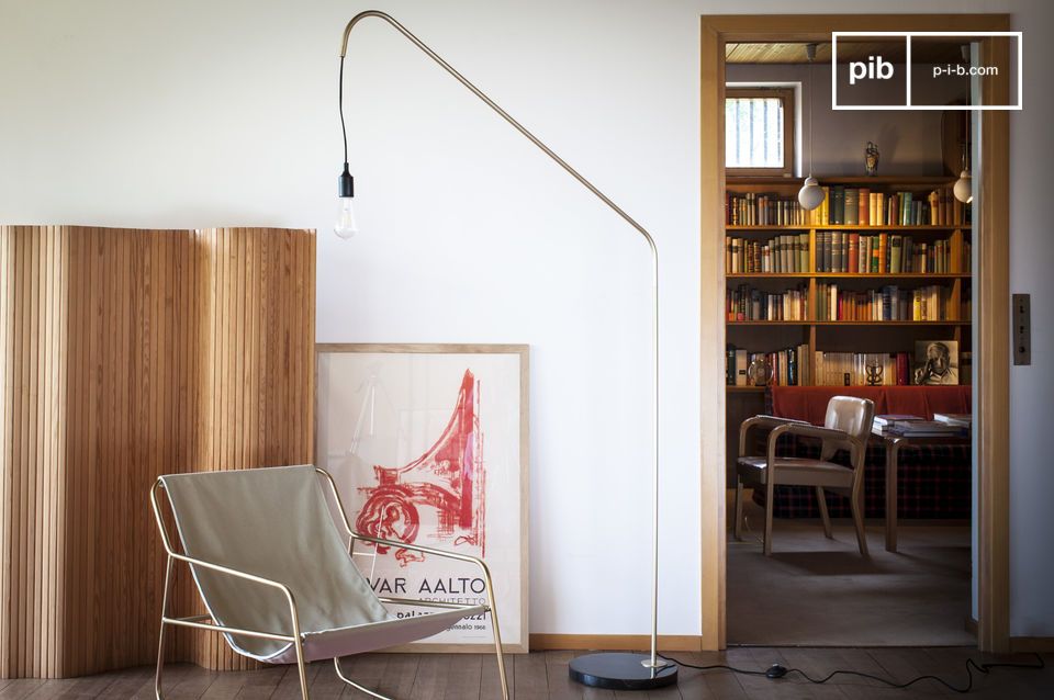 Marble and brass floor lamp for a minimalist style.